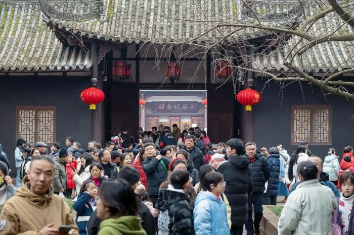 图1 眉山市东坡区三苏祠博物馆外，人潮涌动。图源东坡区融媒体中心.jpg