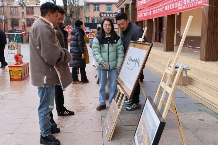 图为居民欣赏藏文书法.JPG