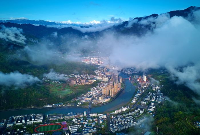 雪山下的小城平武.jpg