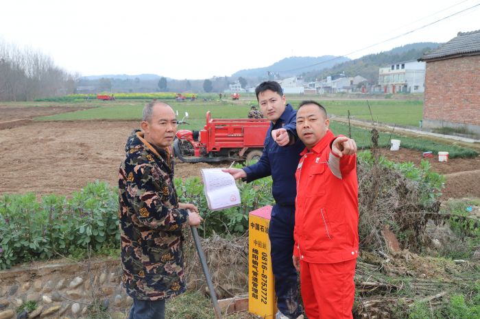 绵阳：管护人员宣讲管道保护知识.JPG