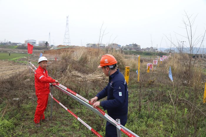 绵阳：管护人员守护公路穿越点.JPG