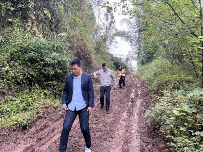 乐山市商业银行工作人员深入乡村调研