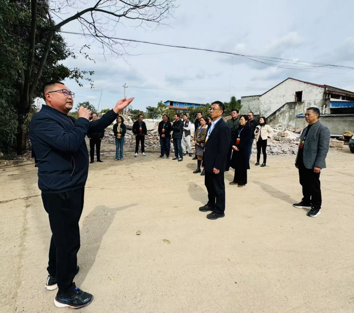 视察大地村整村拆迁现场