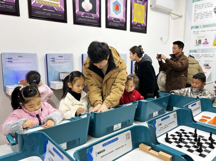 孩子们开展科普活动.jpg