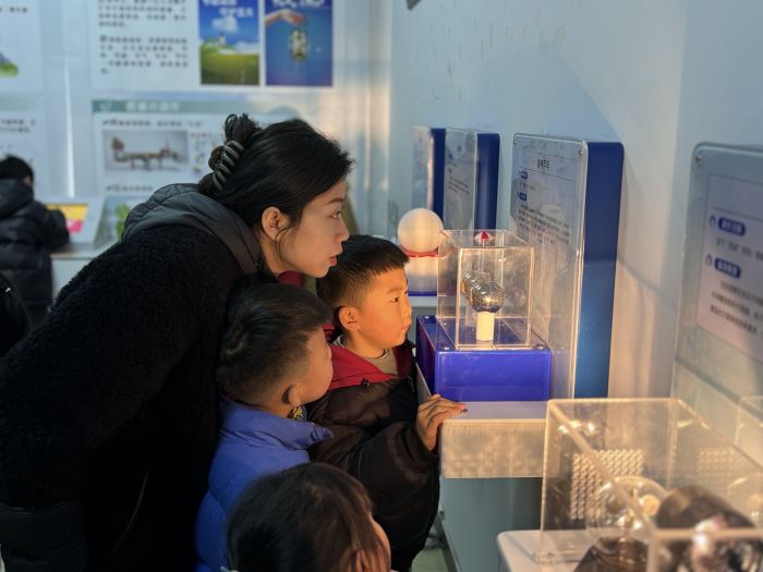 孩子们开展科普活动1.jpg
