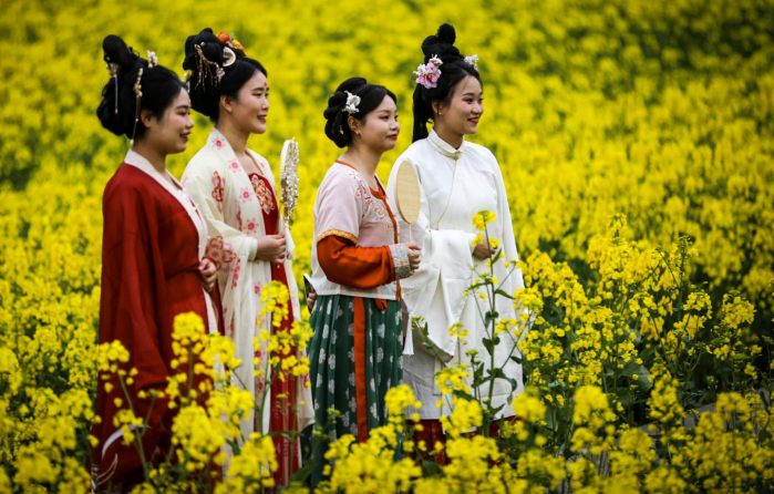 千亩金浪映春光 油菜花节引客来