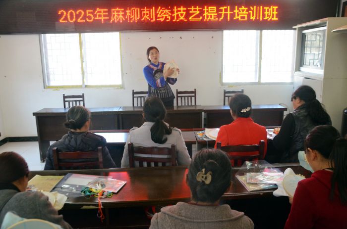 张菊花为学员传授技法.jpg