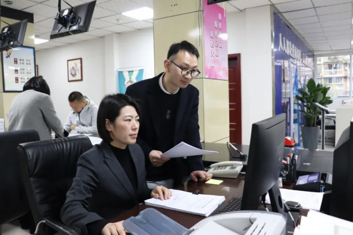 工作人员正在同步进行注册资料“一审一核”