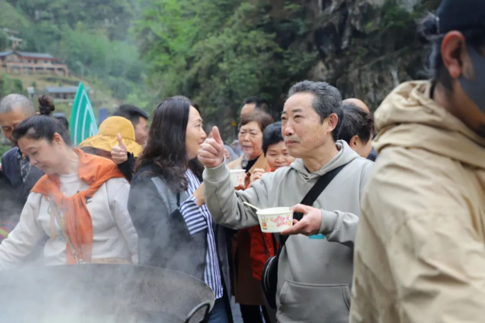游客们争相品鉴“芙蓉春笋汤”