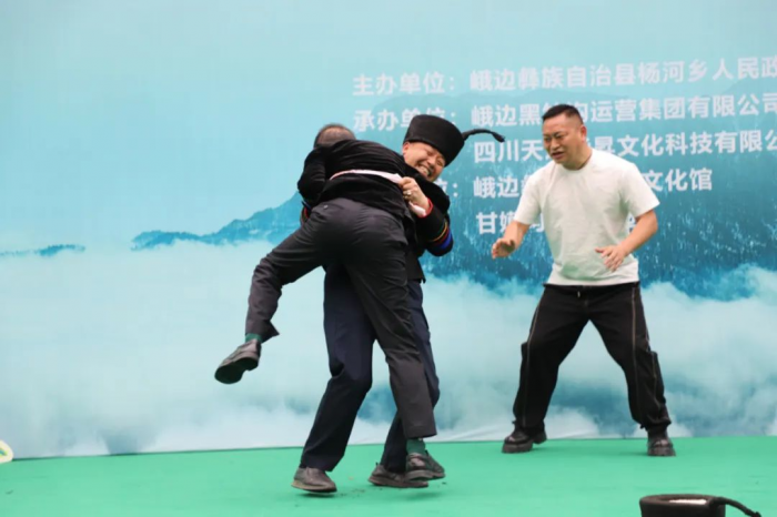 摔跤比赛现场