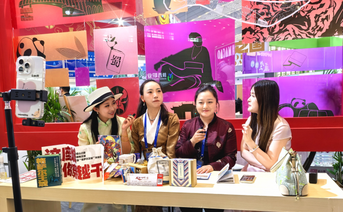 图为直播推介理塘旅游.png