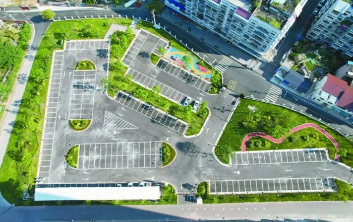位于内铁社区铁站街东巷的智慧停车场.jpg