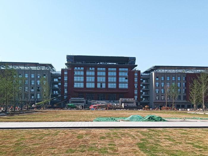 图2 川大眉山校区全力冲刺九月试运行目标。东坡区融媒体中心供图.jpg