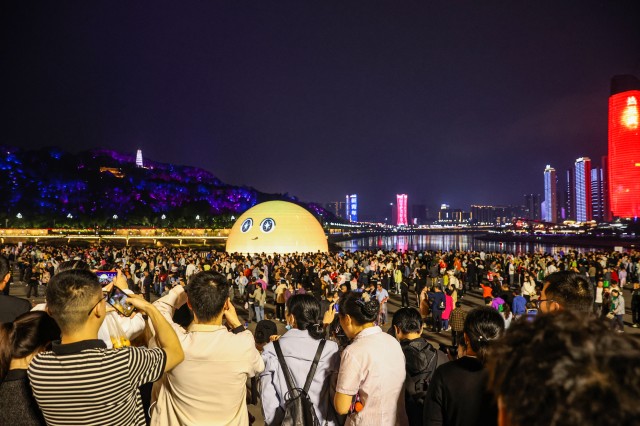 人气旺盛的合江门（叶昌荣 摄）