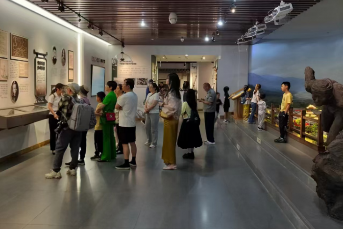 游客参观郭沫若纪念馆