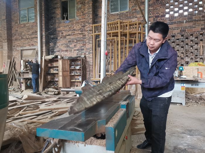 杨文松正在打整金丝楠木