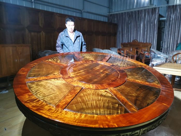 杨文松展示金丝楠木之美