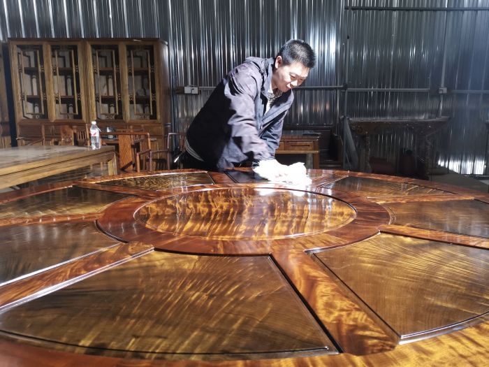 杨文松给金丝楠木桌子抛光