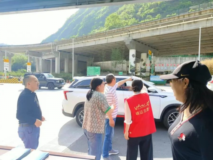 志愿者为游客服务