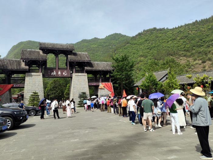 五一期间，明月峡迎来众多游客.jpg