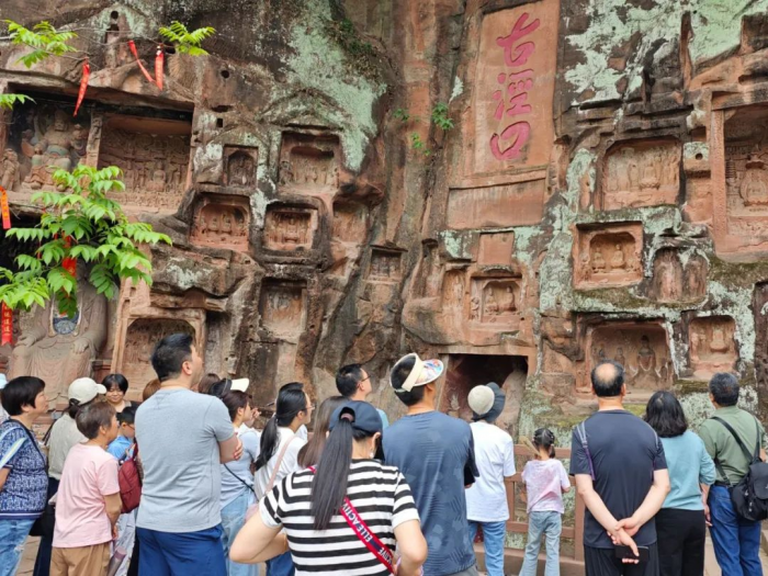 东风堰—千佛岩景区游人如织