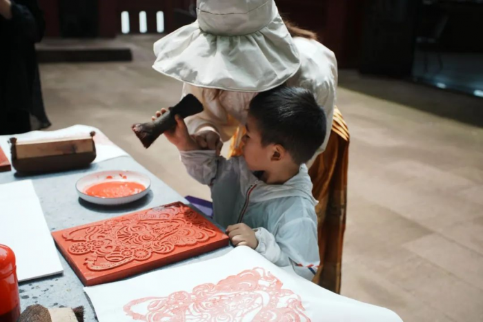 小孩体验夹江年画