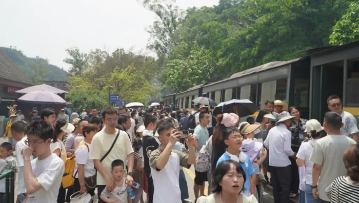“嘉阳·小火车”景区游人如织