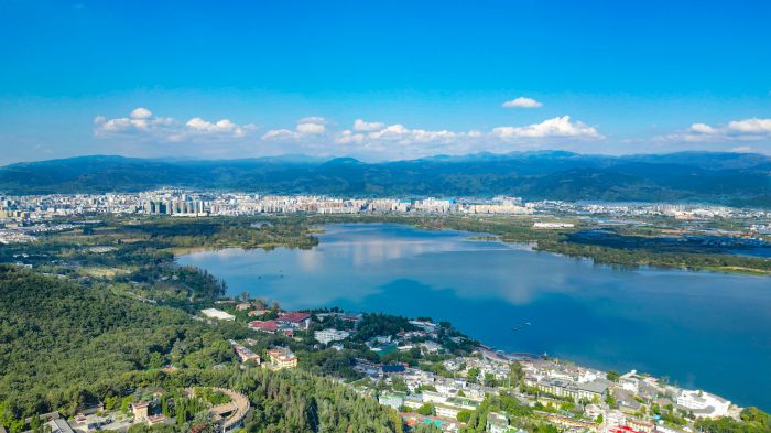 邛海 泸山 城市 月色里  林云.jpg