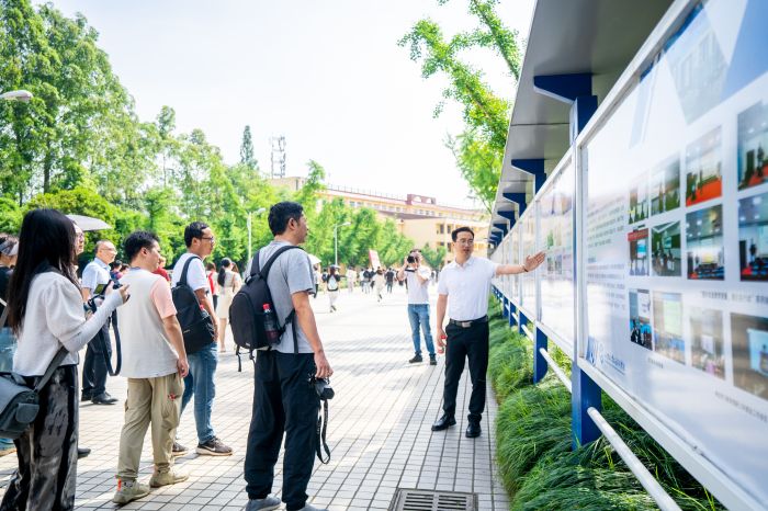 学院校领导向大家介绍学院办学情况