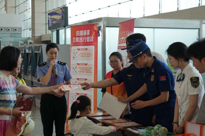 共筑平安出行路防灾减灾宣传活动走进成都东站(图1)