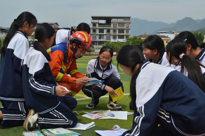 学生学习消防安全知识.JPG