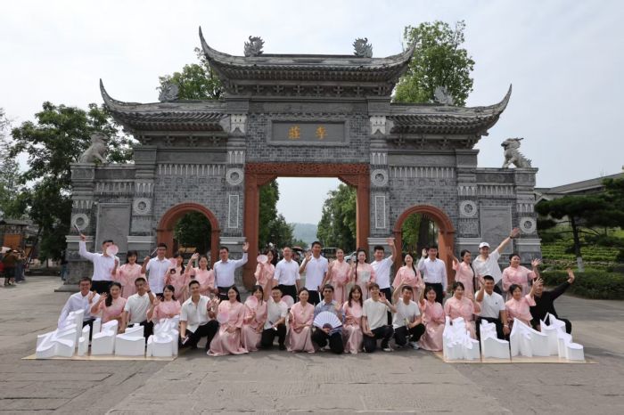 新人打卡李庄古镇（彭岷翔摄）