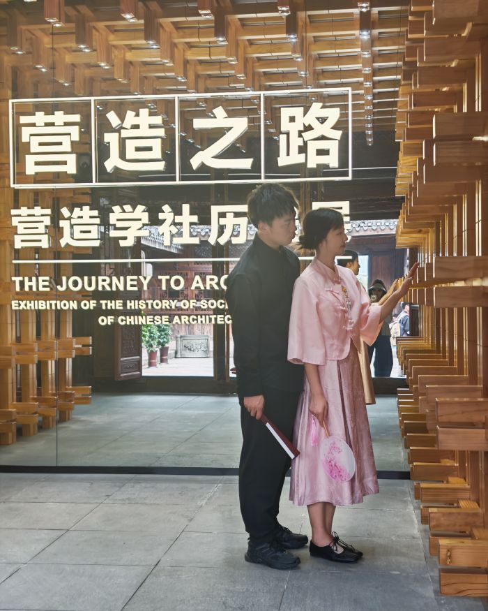新人在李庄古镇甜蜜打卡（赵蓓）