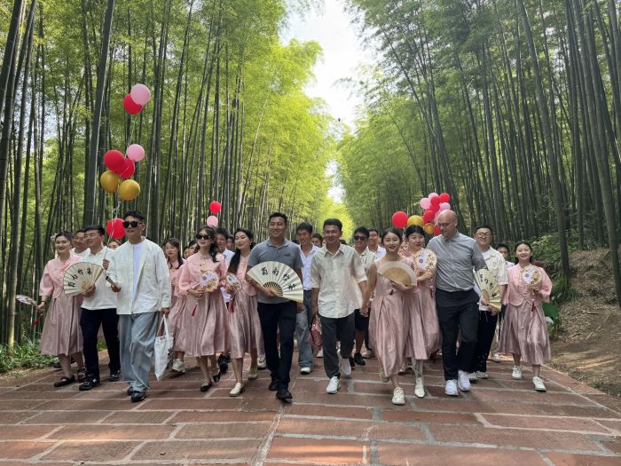新人们畅游蜀南竹海（邹玉艳摄）