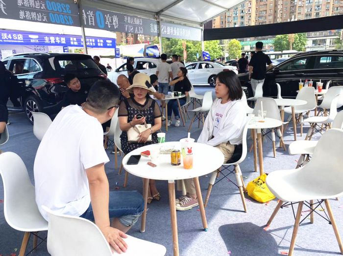 工行内江分行向客户介绍车分期产品.jpg