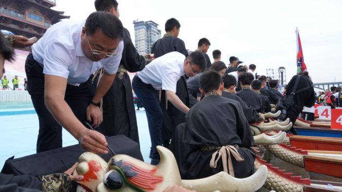 与会领导给龙头“点睛”