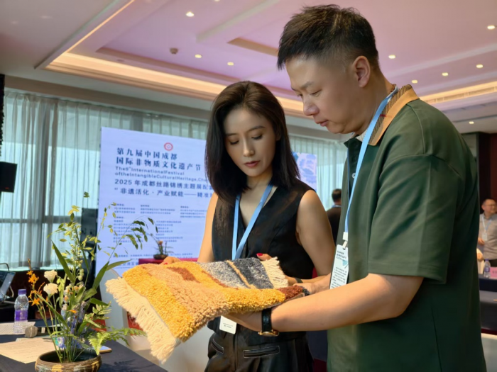 图为手工纺织品.png