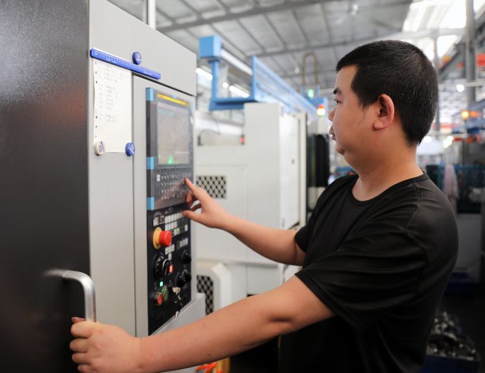 欣汇铖公司工人操控数控机床作业.jpg