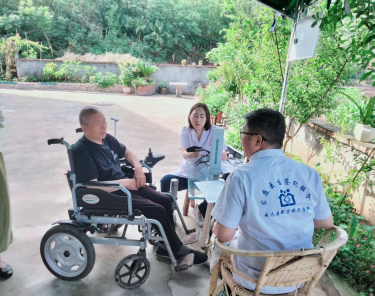 为村民量血压及健康宣教.png