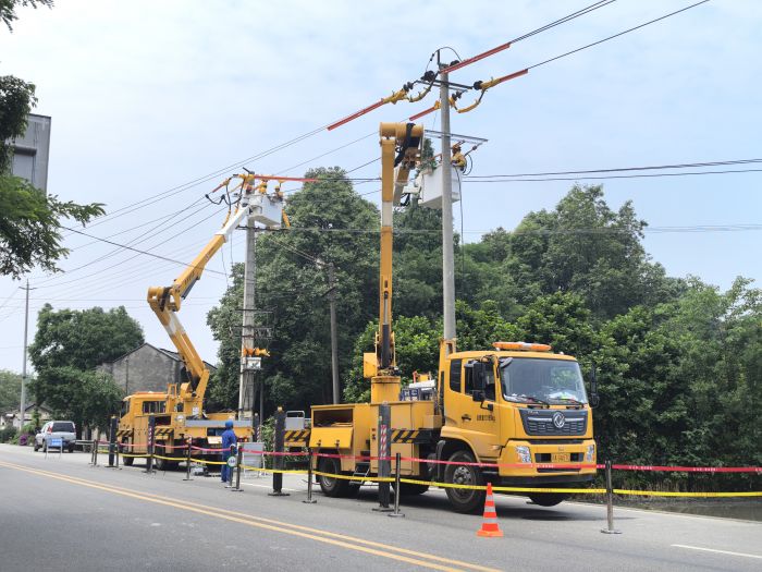 四川蜀电集团：“双车”带电作业，用户“零感知”.jpg