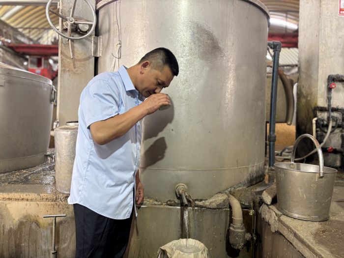 敬师酒业工作人员正在尝酒