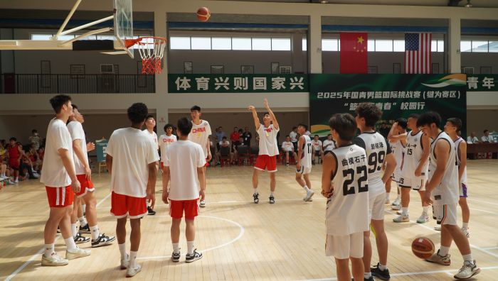 队员们在犍为一中校开展互动教学