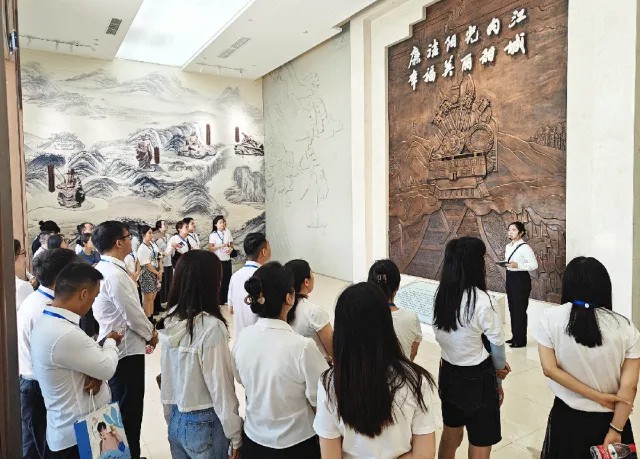 参观内江市廉洁教育中心.jpg