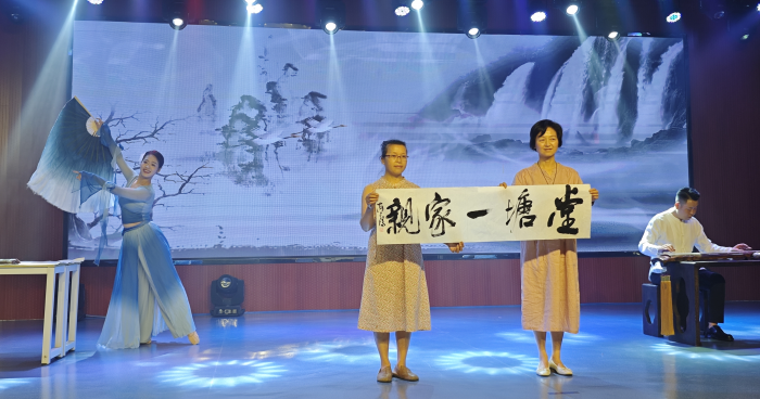 图为金堂展示书法作品.png
