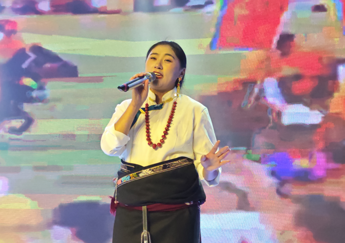 图为理塘藏歌演唱.png