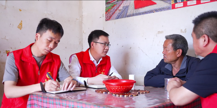 向老党员请教驻村秘诀.png