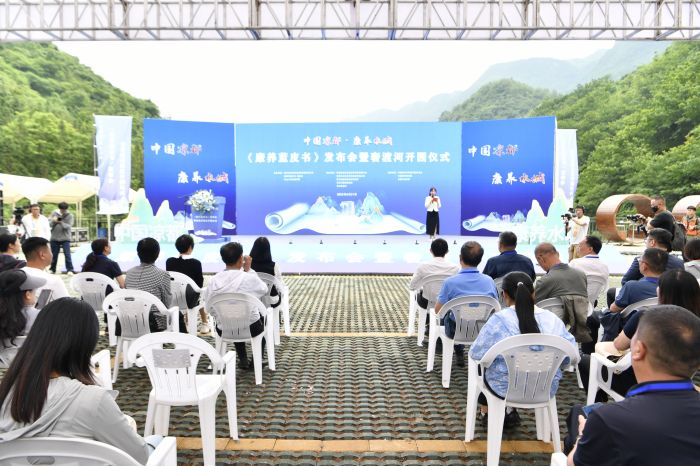 发布会现场-彭菲老师主持