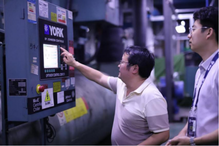 虚拟电厂工作人员引导企业参与弹性负荷响应.png