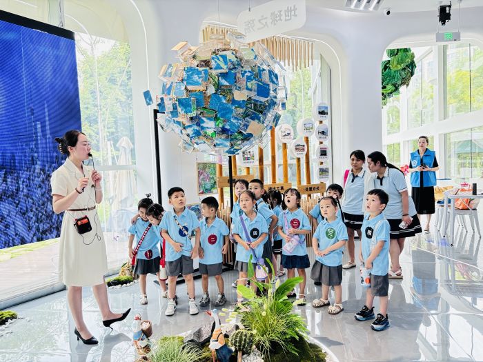 2025 年 6 月 19日，在青白江区垃圾分类示范教育基地开展的“分类齐参与，志愿百日行”主题宣传活动，共有学生、老师、志愿者30余人参与。.jpg