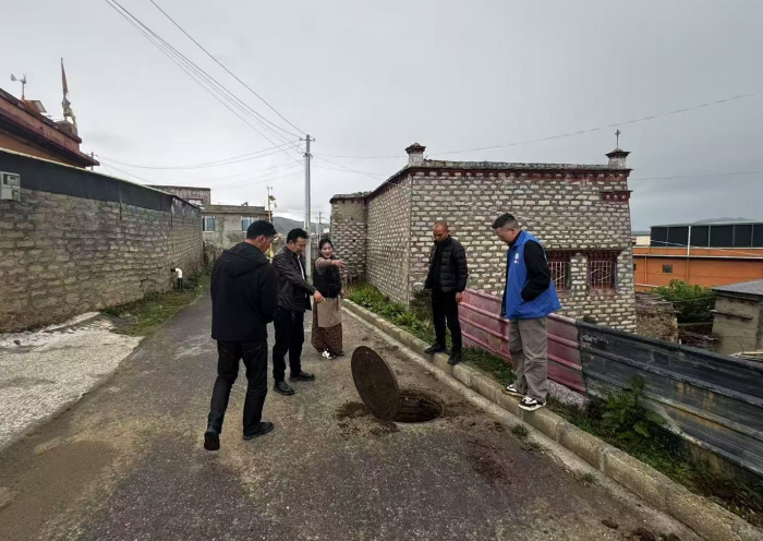 图为高城镇白塔社区网格员为两居民调解下水道问题.png